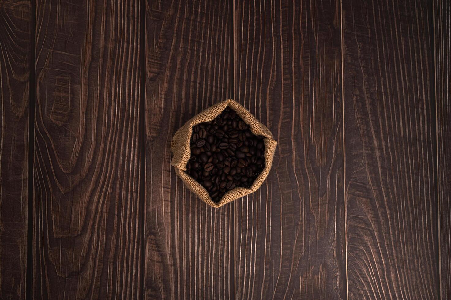 grãos de café em uma mesa de madeira, adoro beber café conceito foto