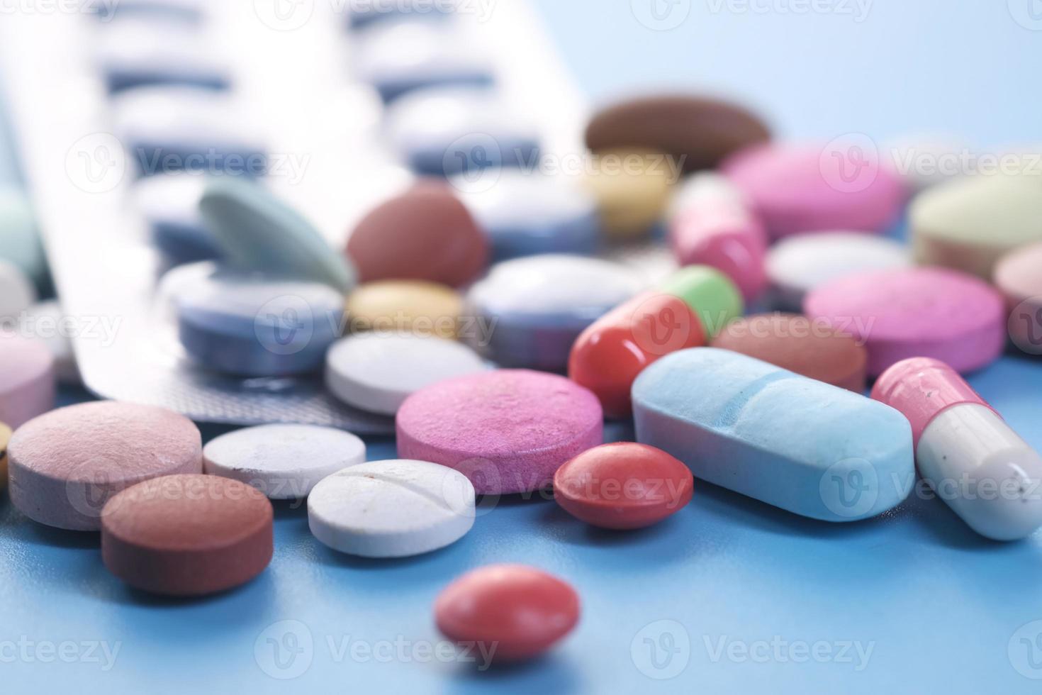 close-up de muitos comprimidos e cápsulas coloridas foto