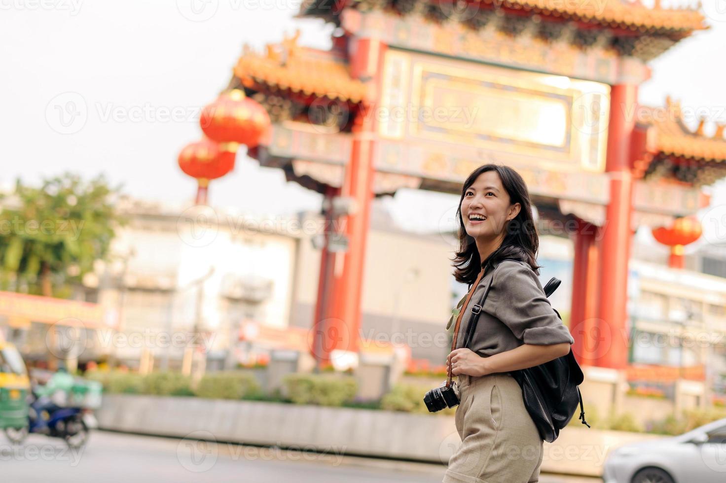 jovem ásia mulher mochila viajante desfrutando China Cidade rua Comida mercado dentro Bangkok, tailândia. viajante verificação Fora lado ruas. foto