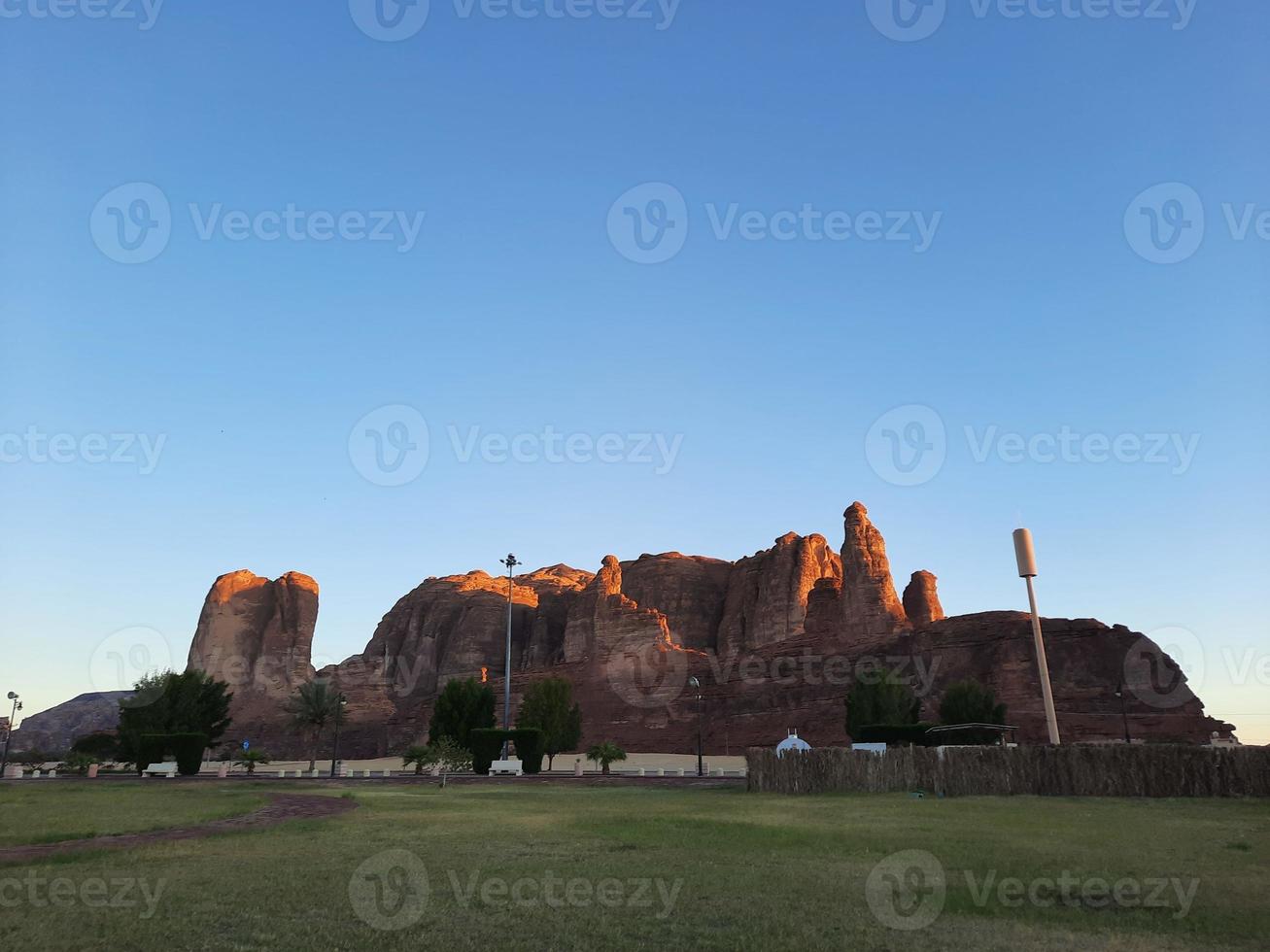 uma lindo dia Visão do uma inverno parque dentro al ula, saudita arábia. a parque é cercado de antigo colinas. foto