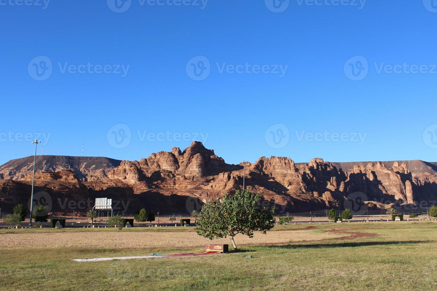 uma lindo dia Visão do uma inverno parque dentro al ula, saudita arábia. a parque é cercado de antigo colinas. foto