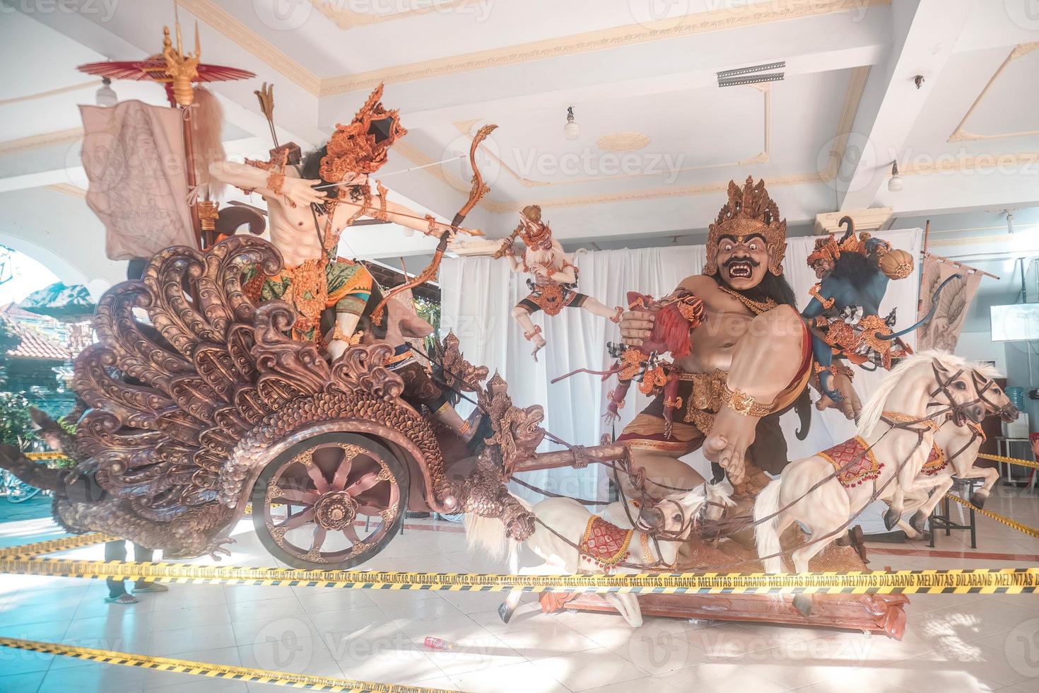 ogoh-ogoh é uma balinesa tradicional gigante fantoche fez do bambu e papel mache, representando mal espíritos. Está desfilou por aí antes a Nyepi dia para enfermaria fora negatividade. foto