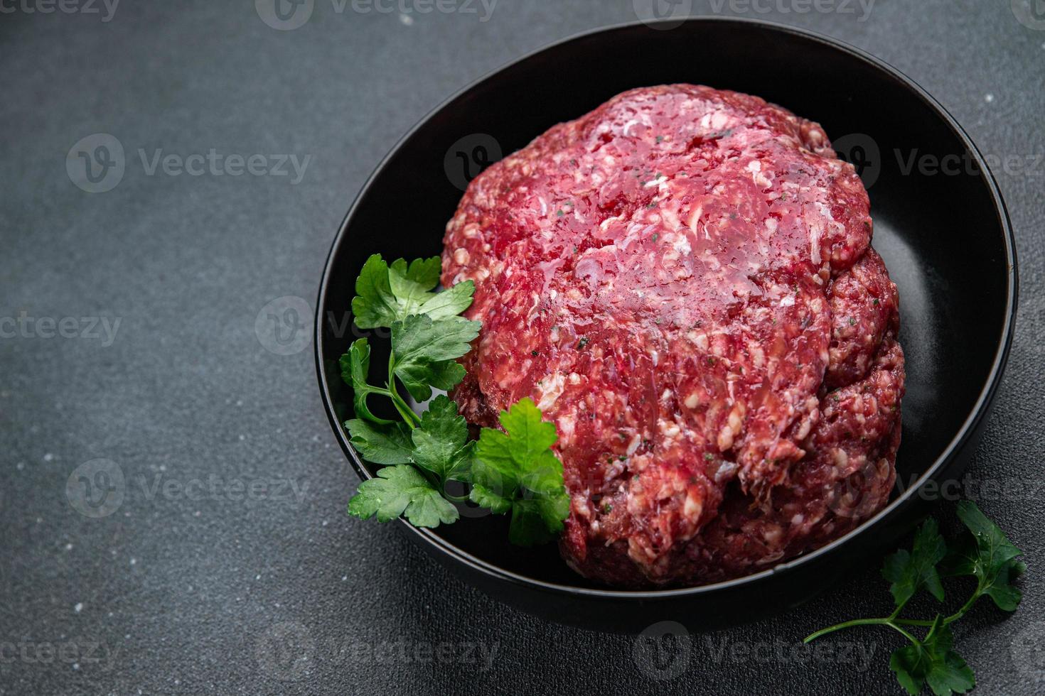 cru carne picado carne terra carne fresco pronto para cozinhar refeição Comida lanche em a mesa cópia de espaço Comida foto