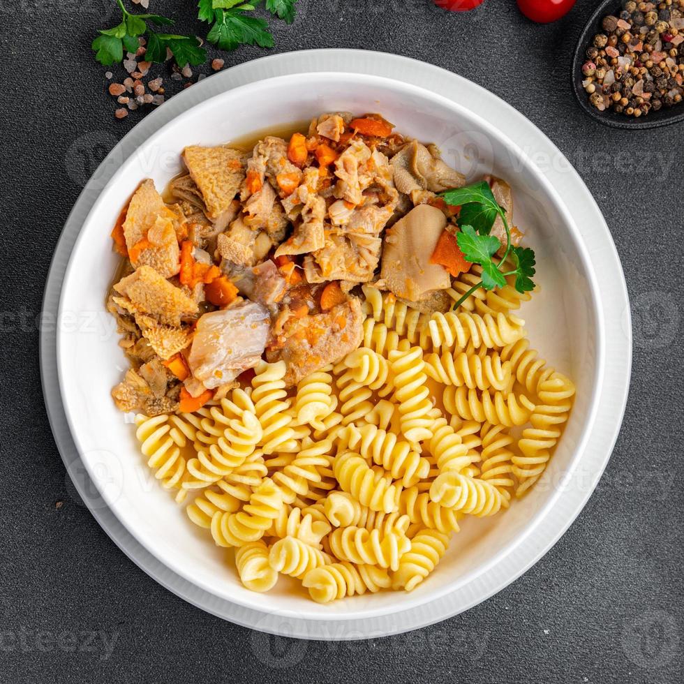 carne tripas massa massa fusilli fresco pronto para cozinhar saudável refeição Comida lanche em a mesa cópia de espaço Comida fundo rústico foto