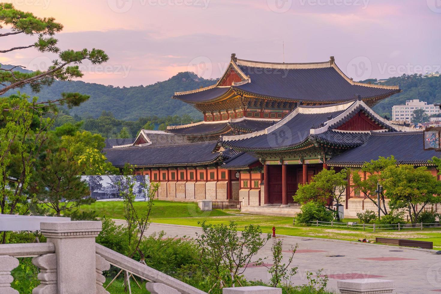 gyeongbokgung Palácio dentro centro da cidade Seul às pôr do sol foto