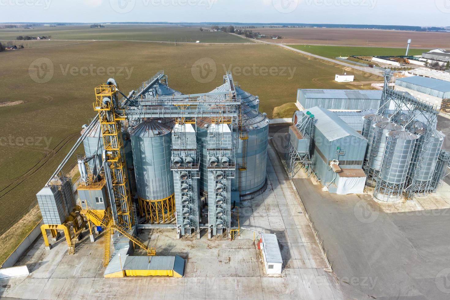 aéreo panorâmico Visão em agroindustrial complexo com silos e grão secagem linha foto