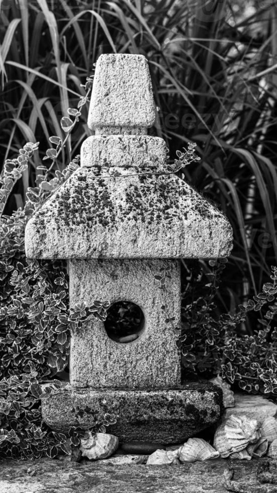 jardim decorações fez do pedras e pedra esculturas entre agradável verdes. foto