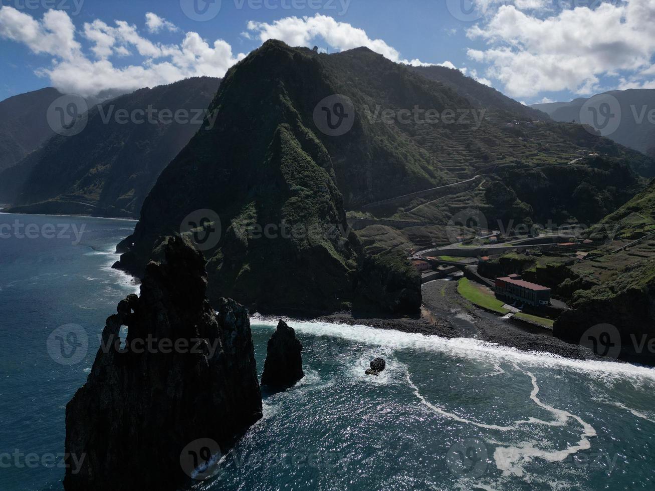 aéreo Visão às a ilheus da ribeira da janela, pedras dentro oceano em Madeira ilha, Portugal foto