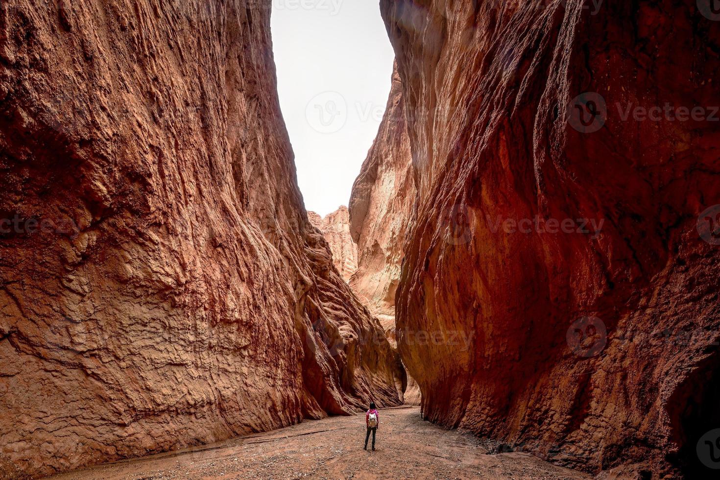 a misterioso grande desfiladeiro do tianshan montanhas foto