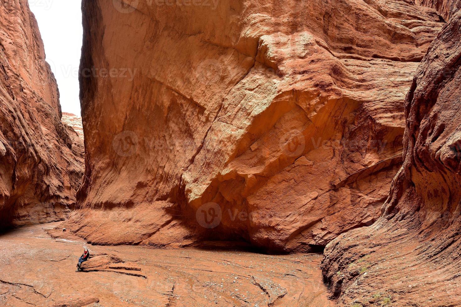 a misterioso grande desfiladeiro do tianshan montanhas foto