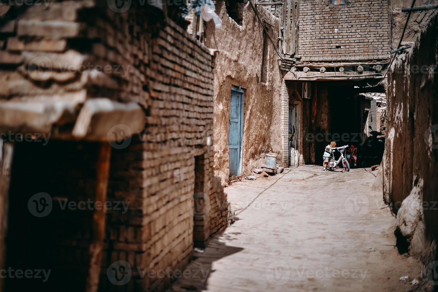 a dilapidado e de longa data folk casas em tem espaço dentro Kashgar, Xinjiang foto