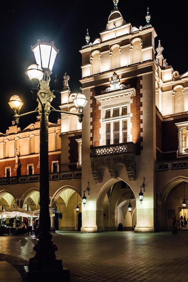 Cracóvia, Polônia - antiga área comercial de Cracóvia 2017 à luz dos postes de luz foto