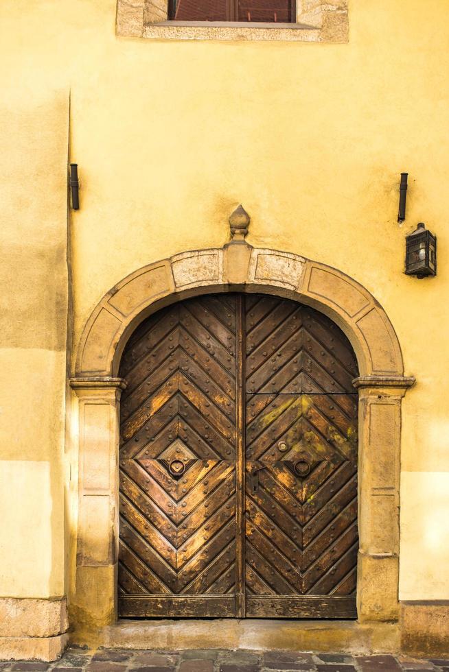 velho vintage de madeira com porta de metal foto