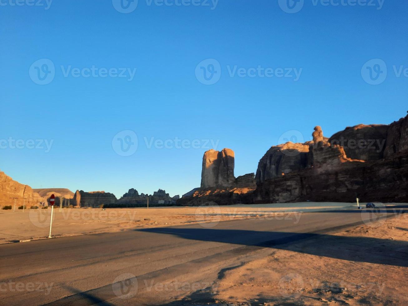 uma lindo dia Visão do uma inverno parque dentro al ula, saudita arábia. a parque é cercado de antigo colinas. foto