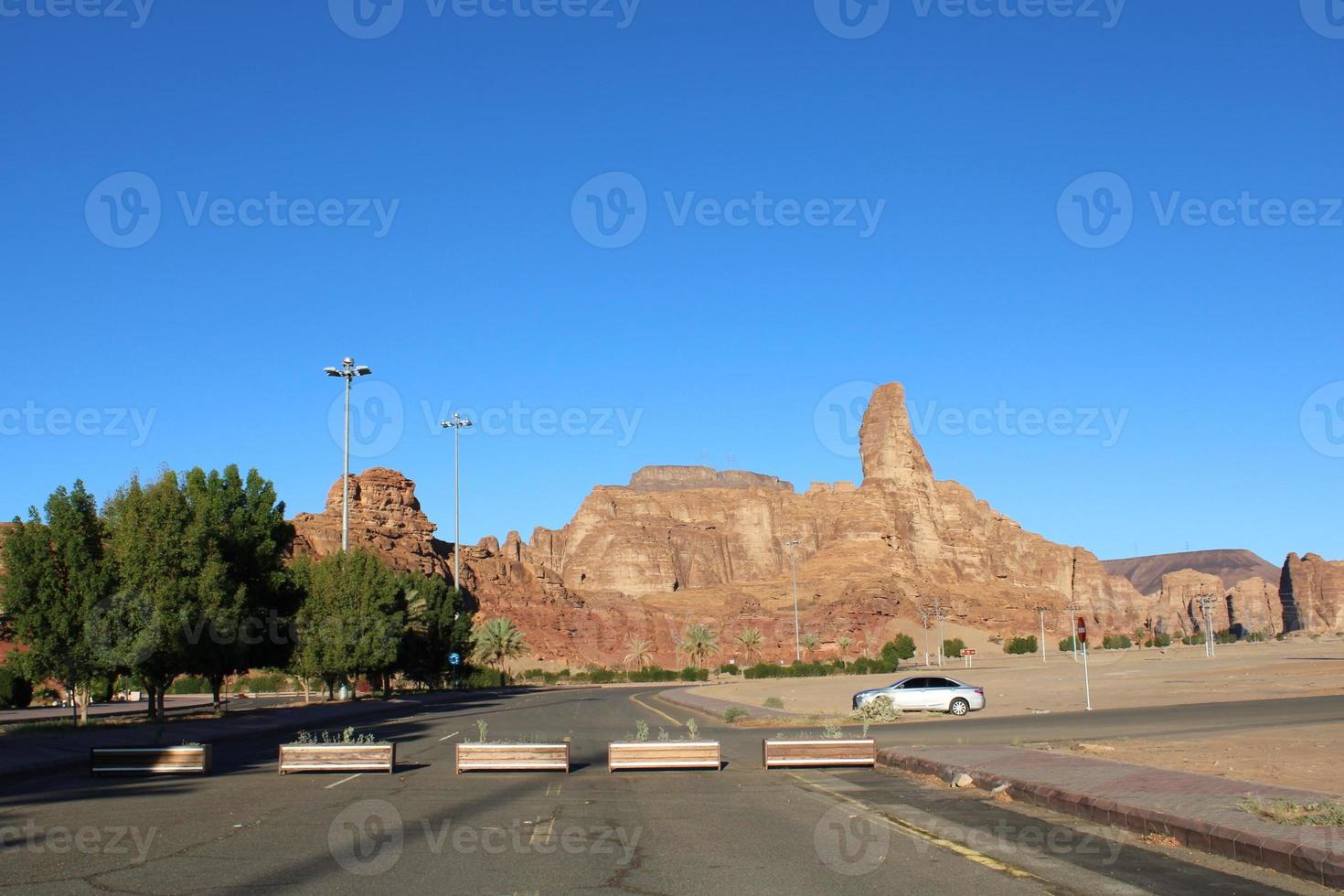 uma lindo dia Visão do uma inverno parque dentro al ula, saudita arábia. a parque é cercado de antigo colinas. foto