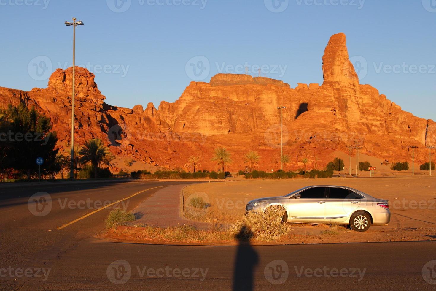 uma lindo dia Visão do uma inverno parque dentro al ula, saudita arábia. a parque é cercado de antigo colinas. foto