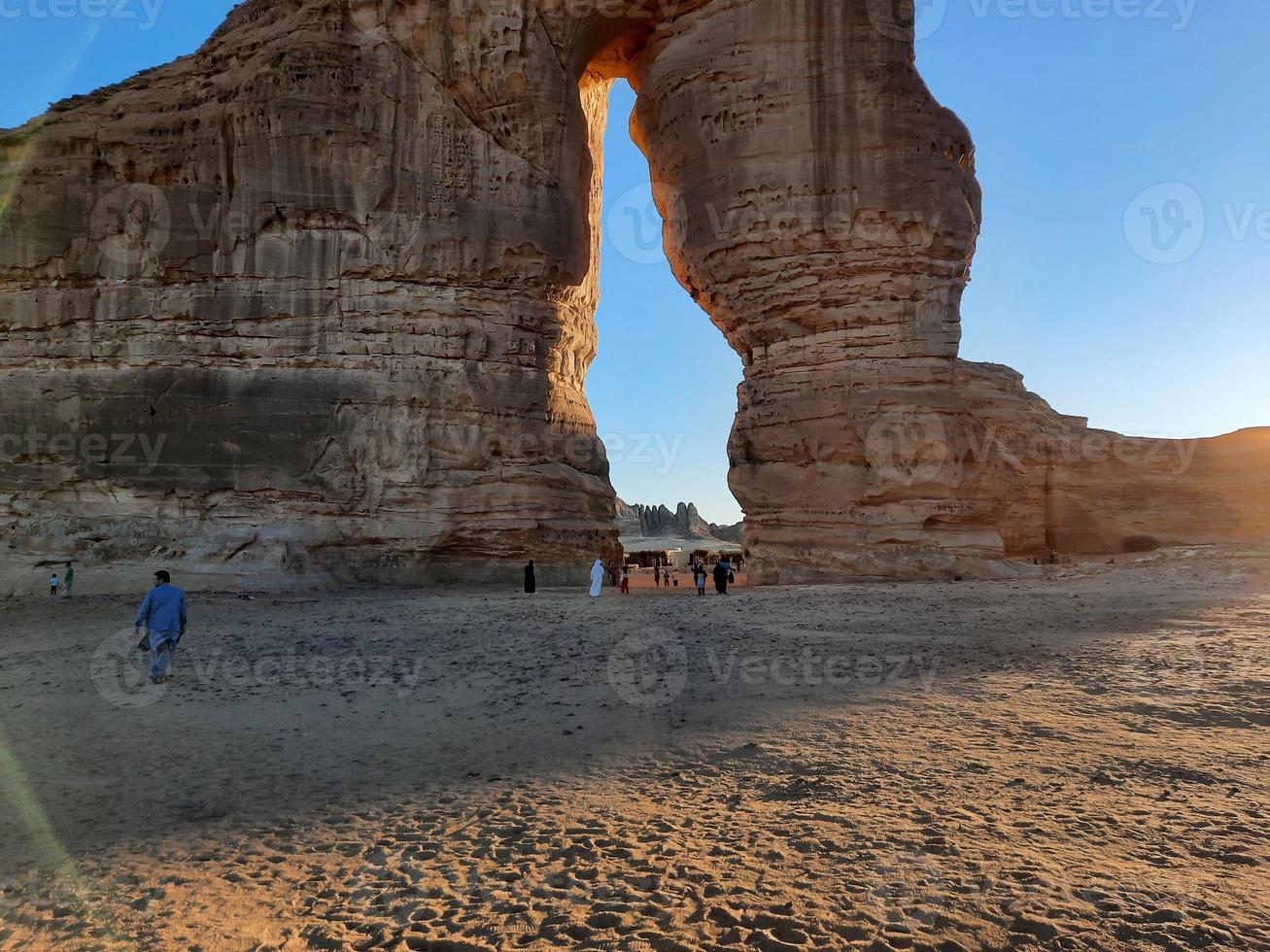 lindo tarde Visão do elefante Rocha dentro al-ula, saudita arábia. turistas rebanho dentro ampla números para Vejo elefante Rocha. foto