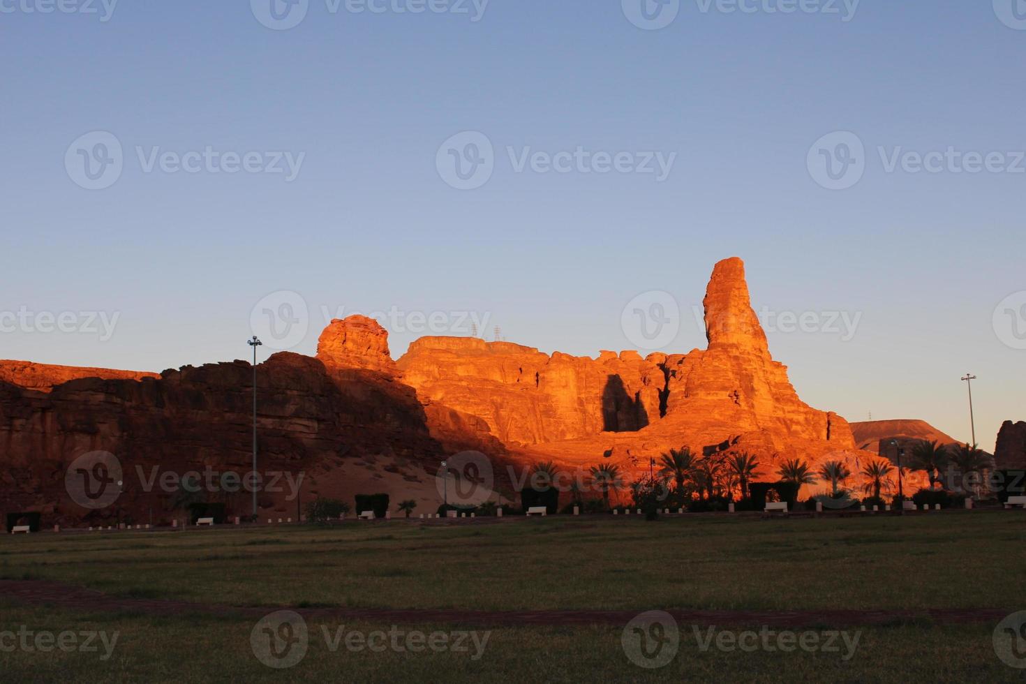 uma lindo dia Visão do uma inverno parque dentro al ula, saudita arábia. a parque é cercado de antigo colinas. foto