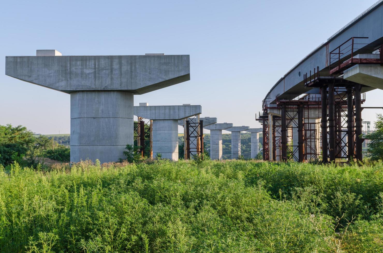 construção de ponte com pilares foto