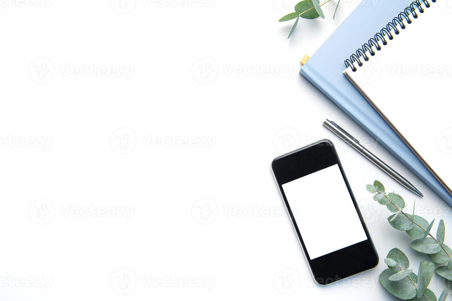 moderno branco escritório escrivaninha mesa com Smartphone, caderno e de outros suprimentos. foto