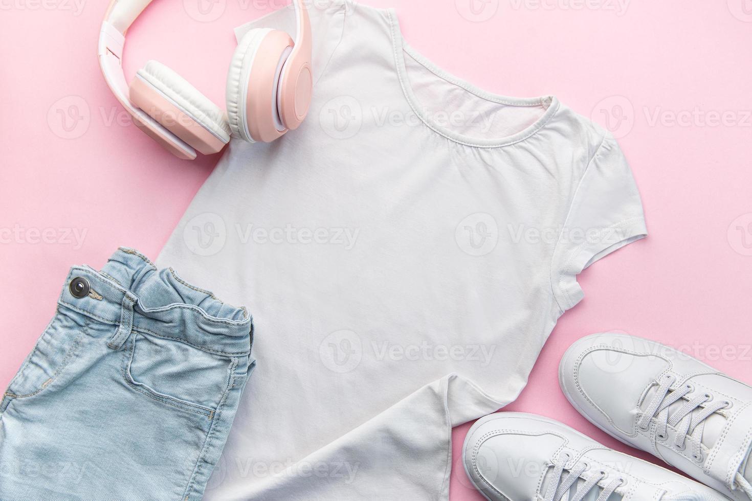 criança camiseta, sapatos e fones de ouvido em Rosa fundo foto