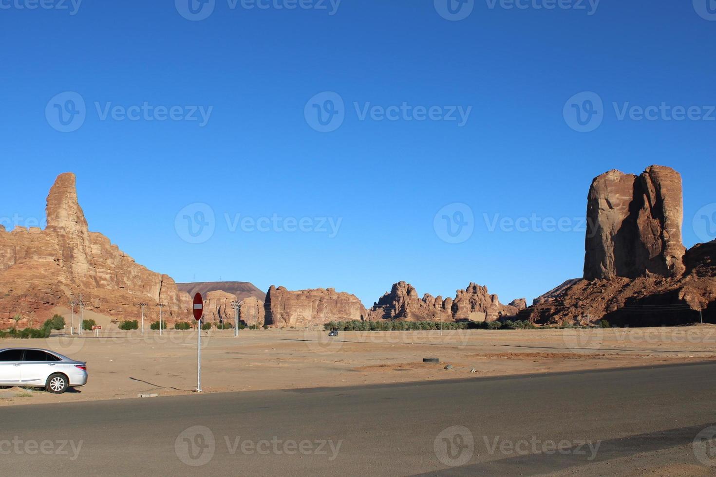 uma lindo dia Visão do uma inverno parque dentro al ula, saudita arábia. a parque é cercado de antigo colinas. foto