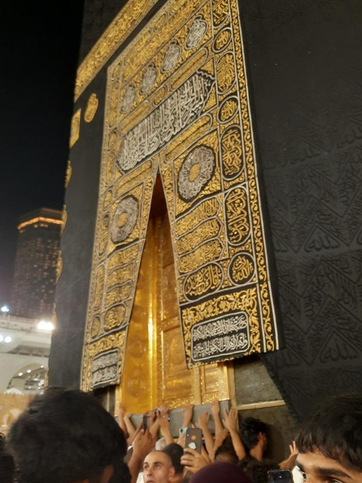 meca, saudita Arábia, marcha 2023 - lindo Visão do a kaaba e a Entrada para a kaaba dentro a masjid al haram dentro meca. foto