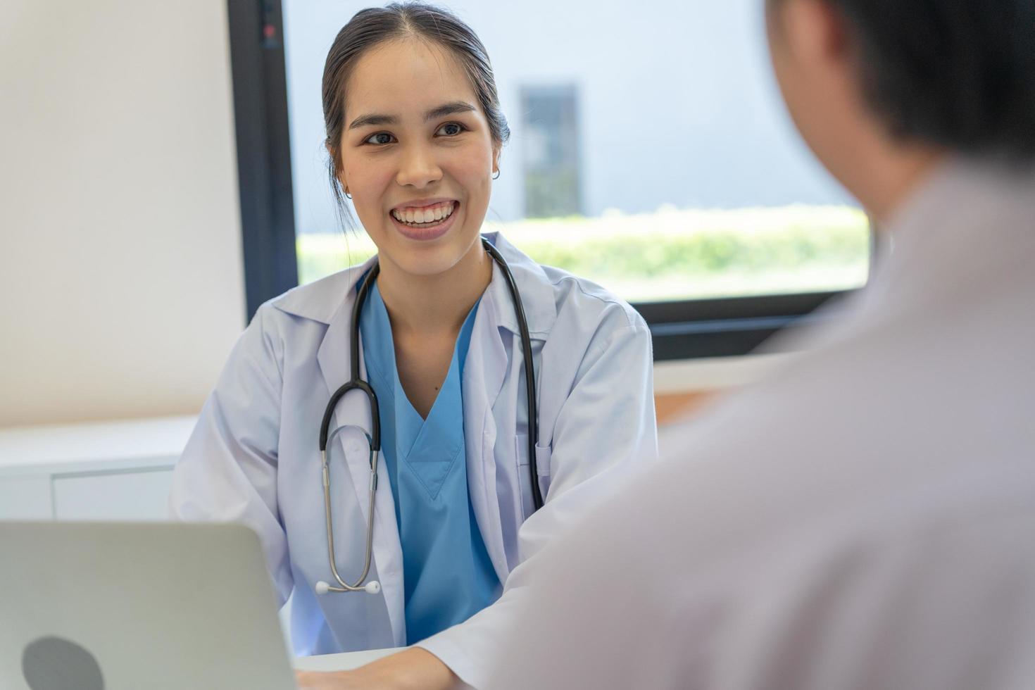 profissional médico explicar a resultados do uma fisica exame para paciente e adendo em medicamento. fêmea médico fala e registros a pacientes sintomas. hospital , médico, saúde Cuidado foto