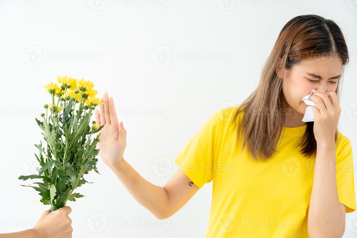 pólen alergias, ásia jovem mulher espirros dentro uma lenço ou sopro dentro uma limpar, alérgico para selvagem Primavera flores ou flores durante Primavera. alérgico reação, respiratório sistema problemas foto