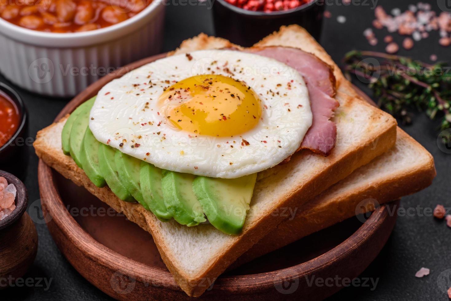 delicioso nutritivo Inglês café da manhã com frito ovos, tomates e abacate foto