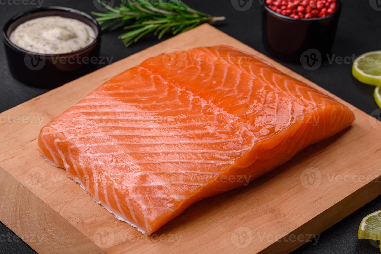 fresco saboroso cru vermelho peixe filé com especiarias e ervas foto