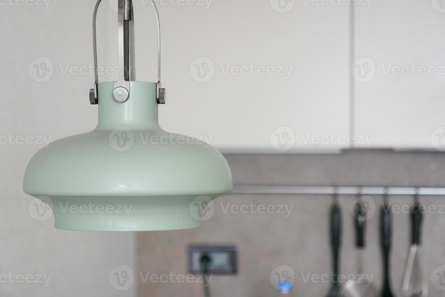 cinzento teto luminária suspensão dentro uma quarto , foto