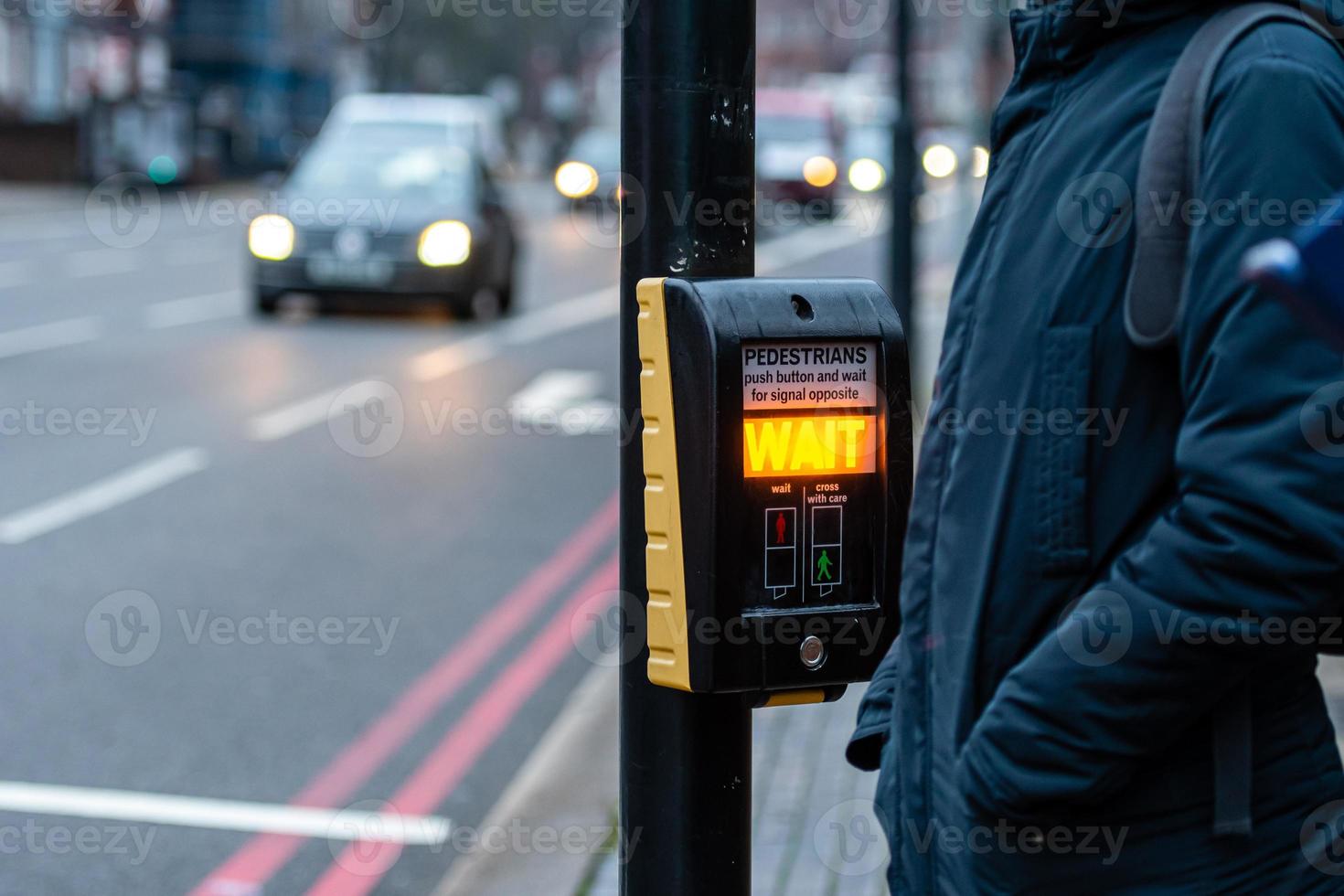 botão de faixa de pedestres com luz de advertência em fundo desfocado foto