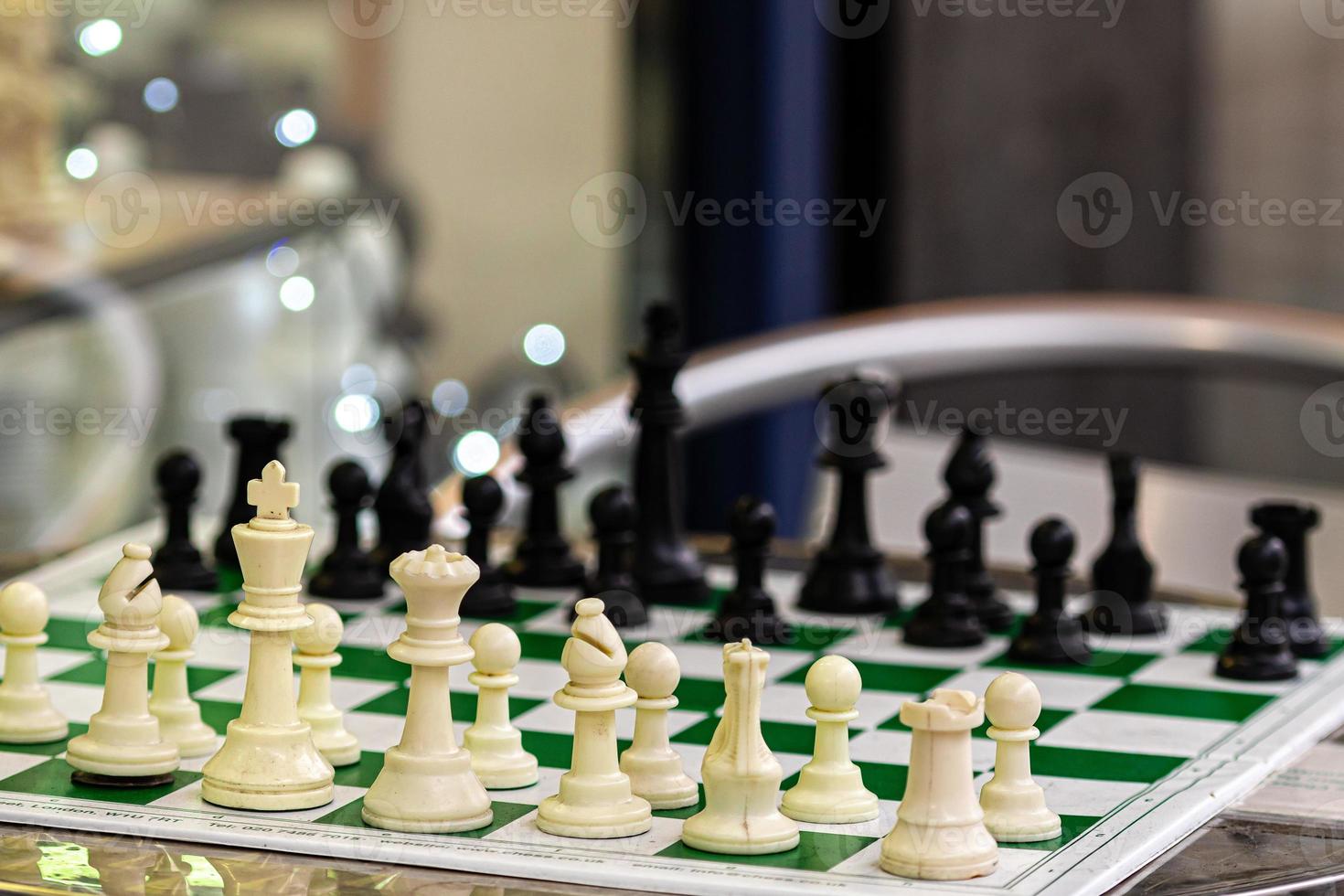 uma mesa com um tabuleiro de xadrez e figuras foto
