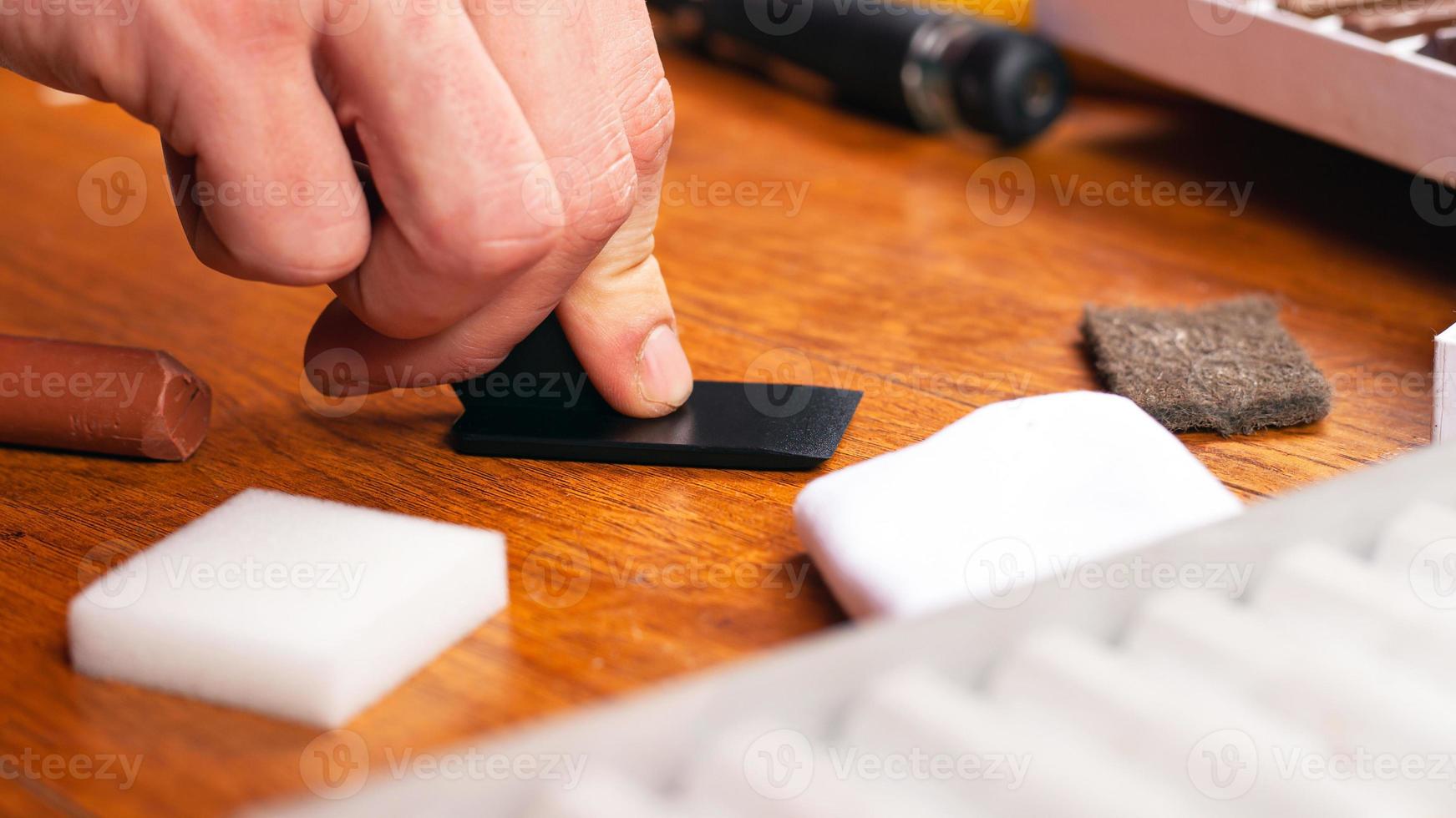 reparo de restauração de laminado e parquete foto