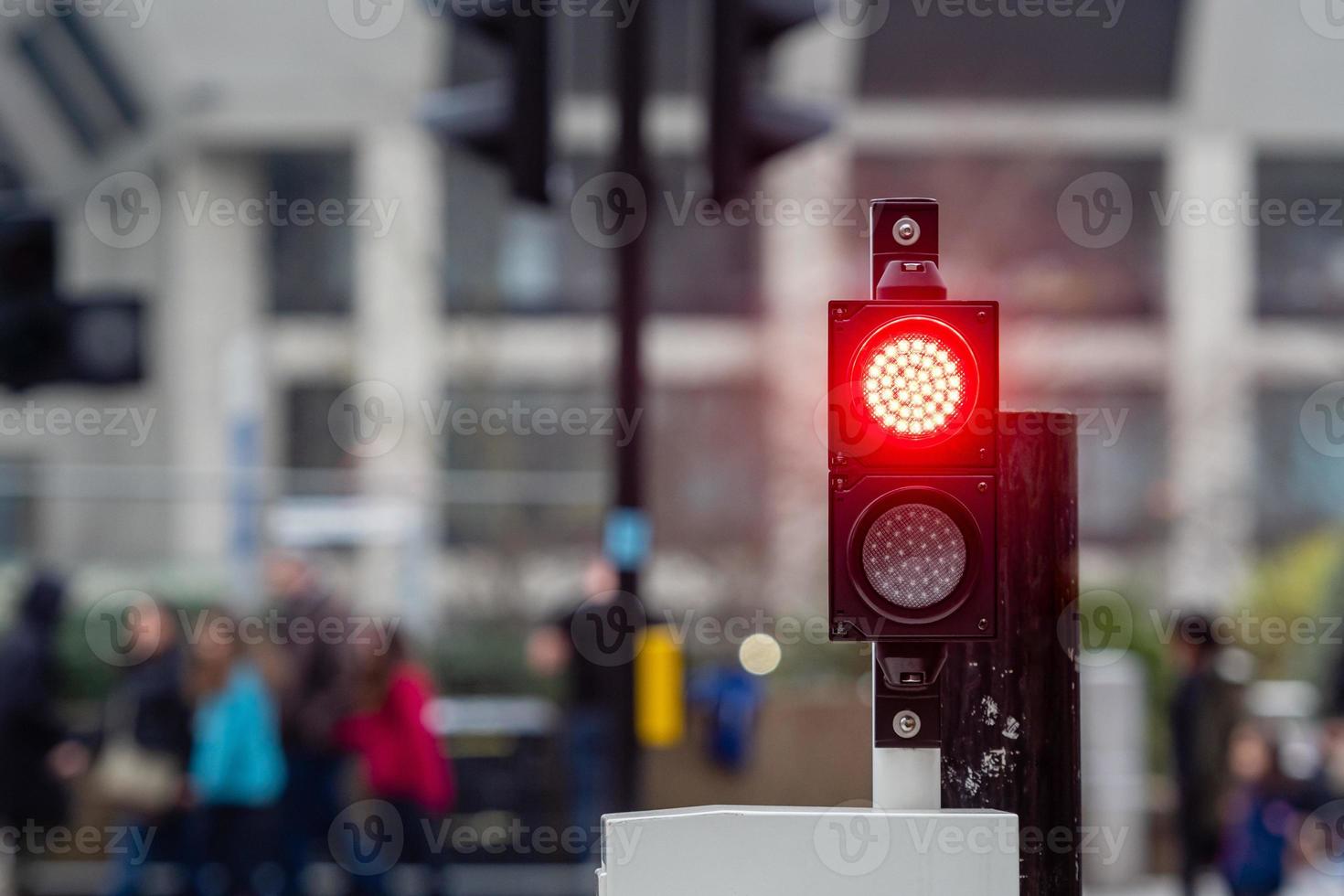 semáforos vermelhos em um fundo de rua desfocado foto