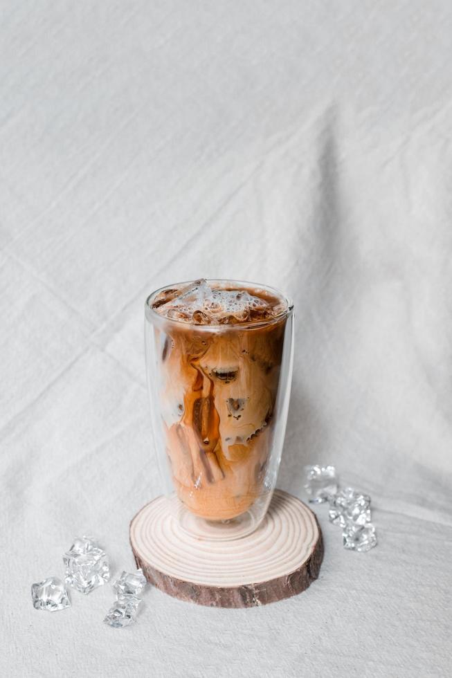 copo de café gelado com leite em cima da mesa foto