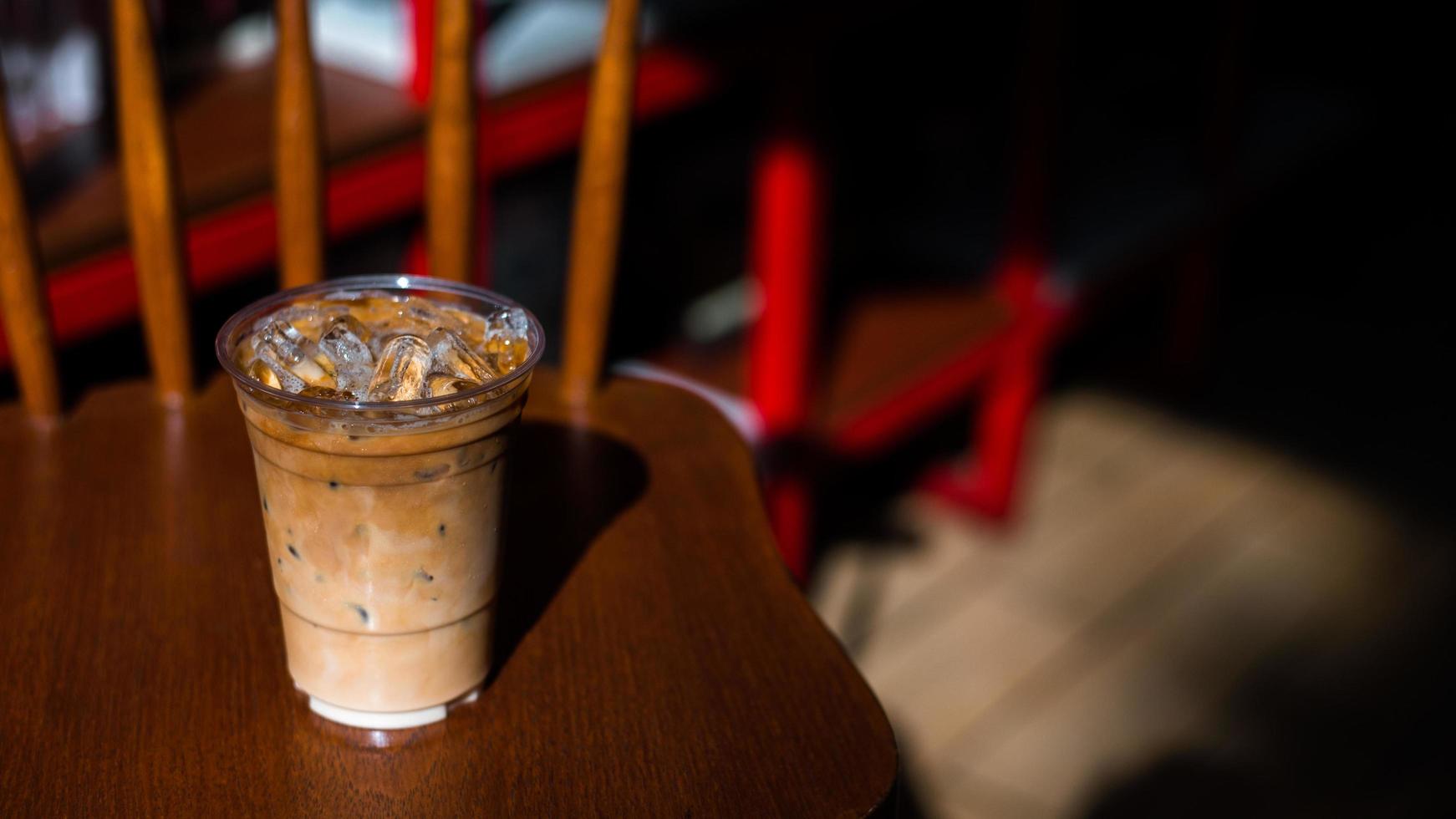 close-up de café gelado com leite em uma cadeira foto