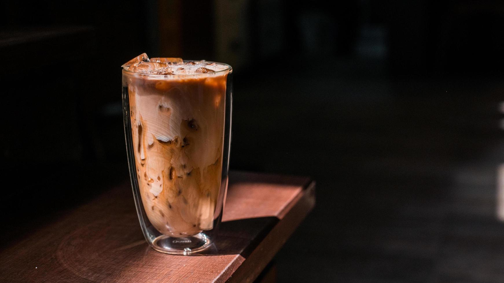 copo de café gelado com leite em cima da mesa foto