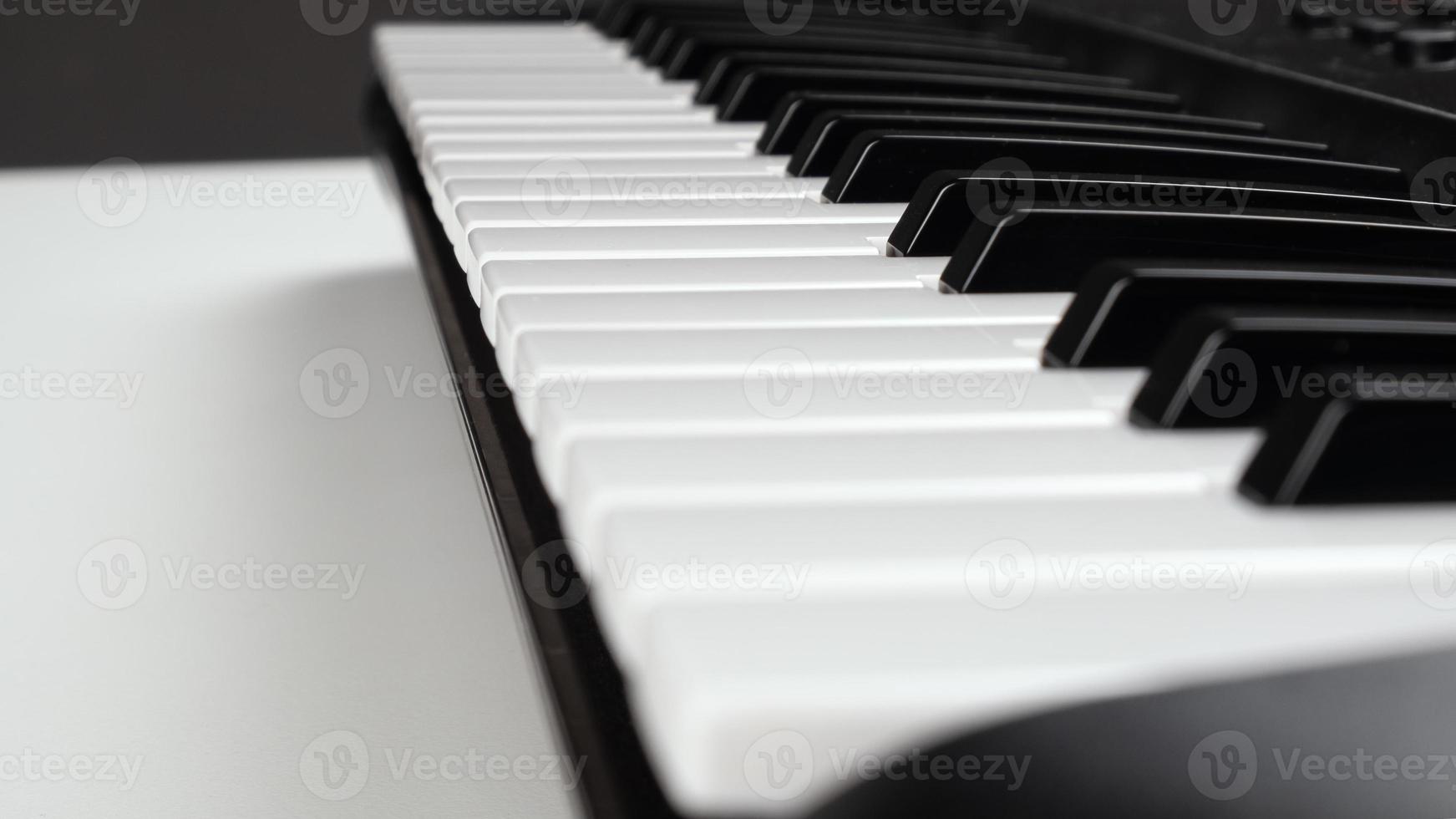 close-up de um teclado de piano foto