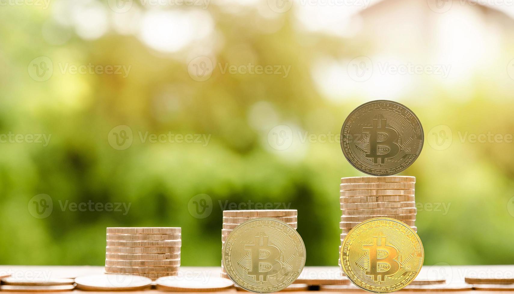 moeda criptomoeda bitcoin e moeda de euro na mesa foto