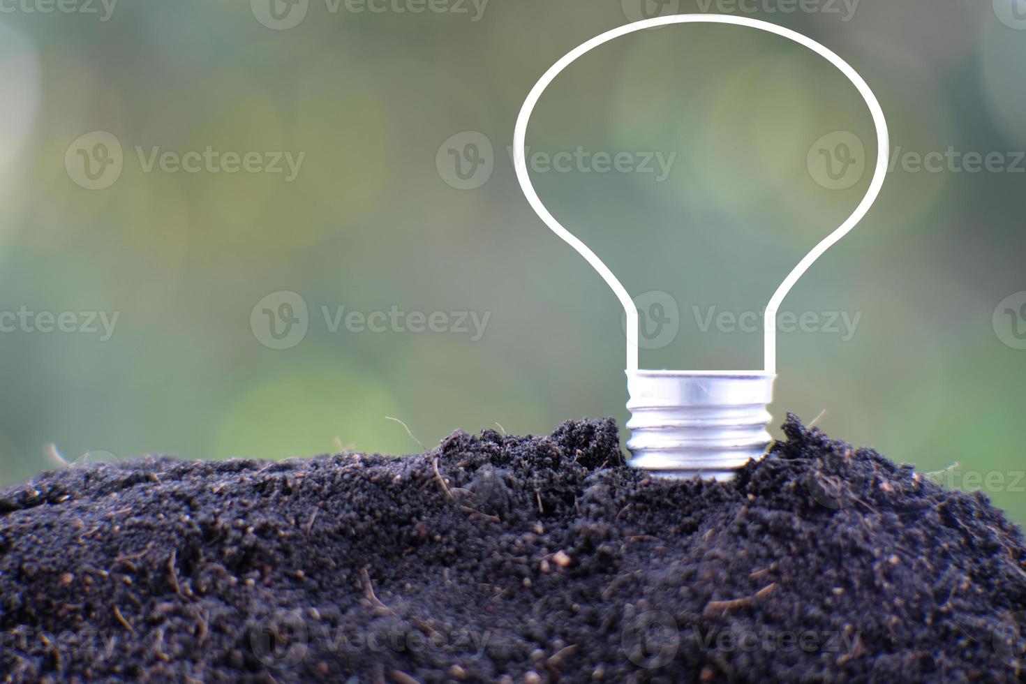 lâmpada economizadora de energia e conceito de crescimento empresarial ou empresarial foto