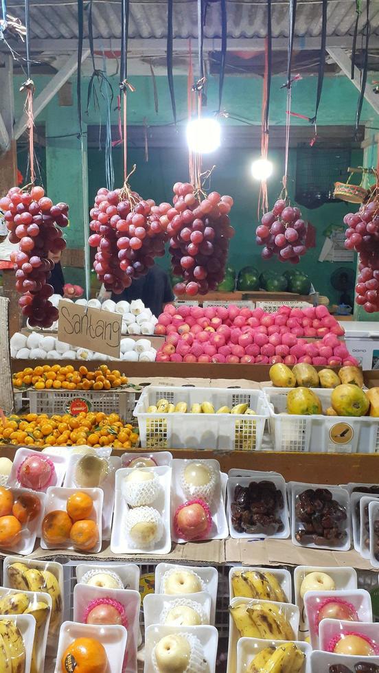 frutas estão embrulhado dentro Comida plástico e pendurado pronto para estar vendido às a fruta fazer compras. foto