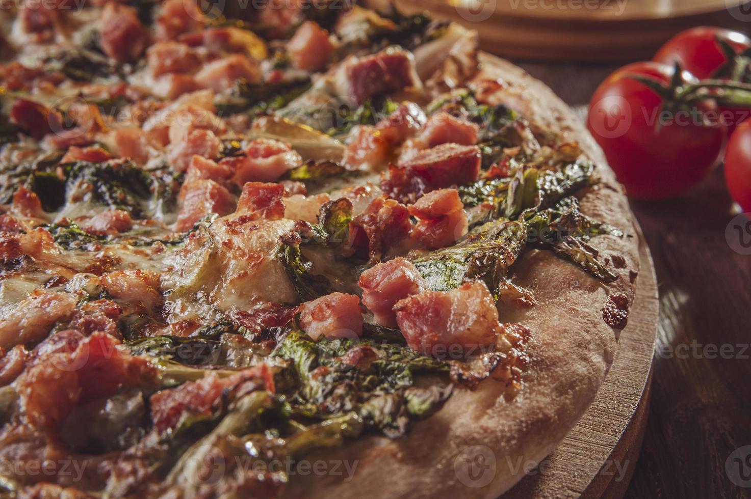 pizza brasileira com molho de tomate, mussarela, endívia, bacon e orégano foto