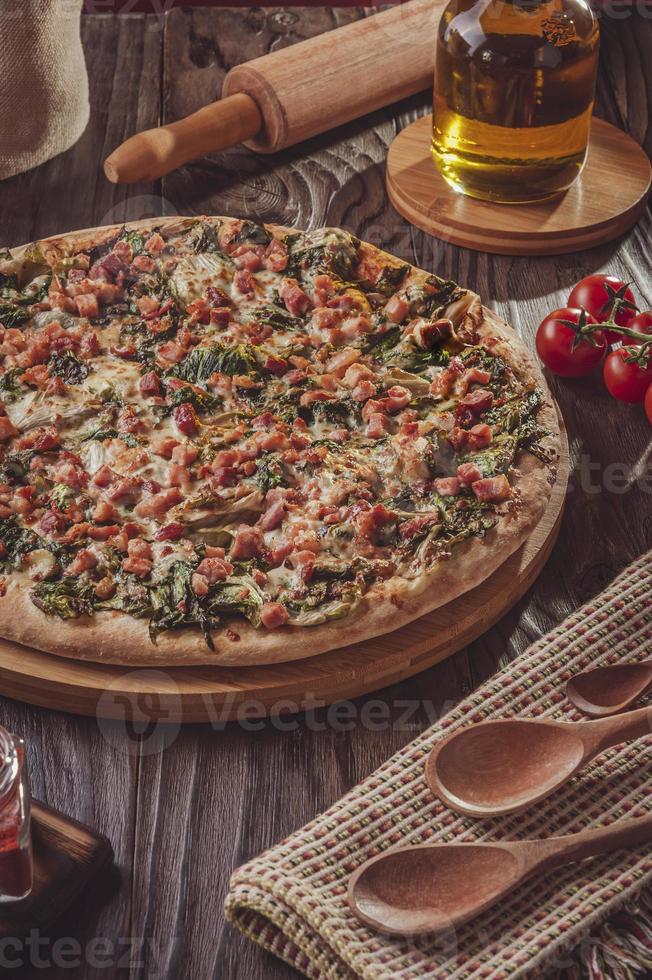 pizza brasileira com molho de tomate, mussarela, endívia, bacon e orégano foto