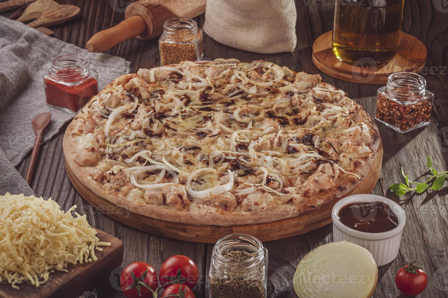 pizza com molho barbecue, grelhada, frango, cebola e orégano foto