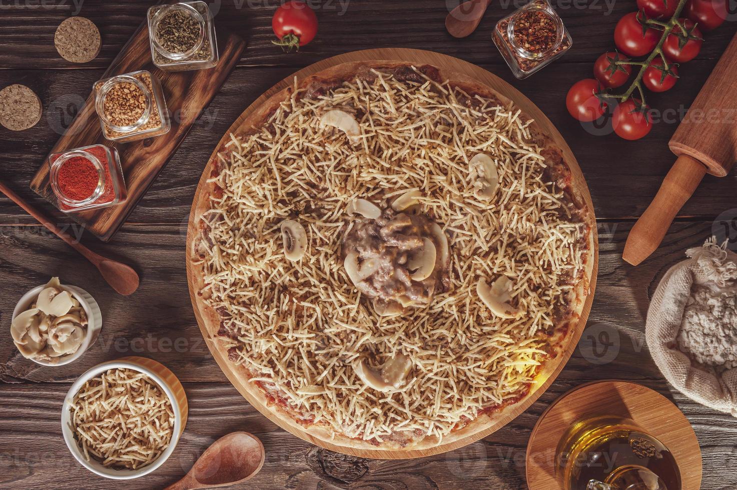 pizza com mussarela, estrogonofe de carne e palitos de batata foto