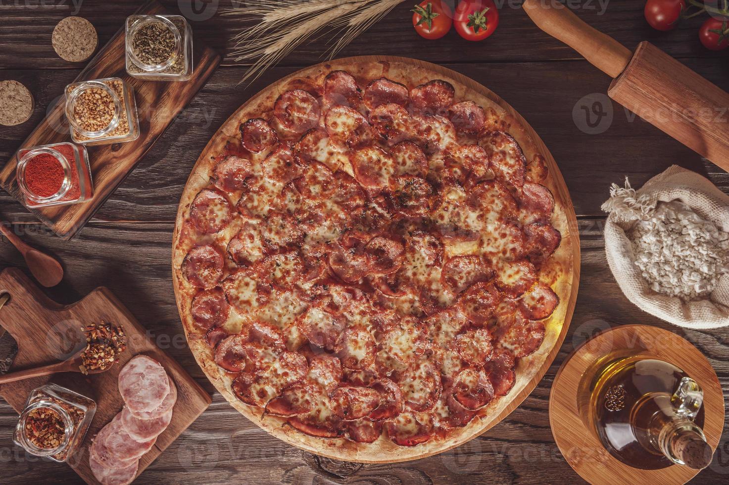 pizza com mussarela, calabresa e orégano foto