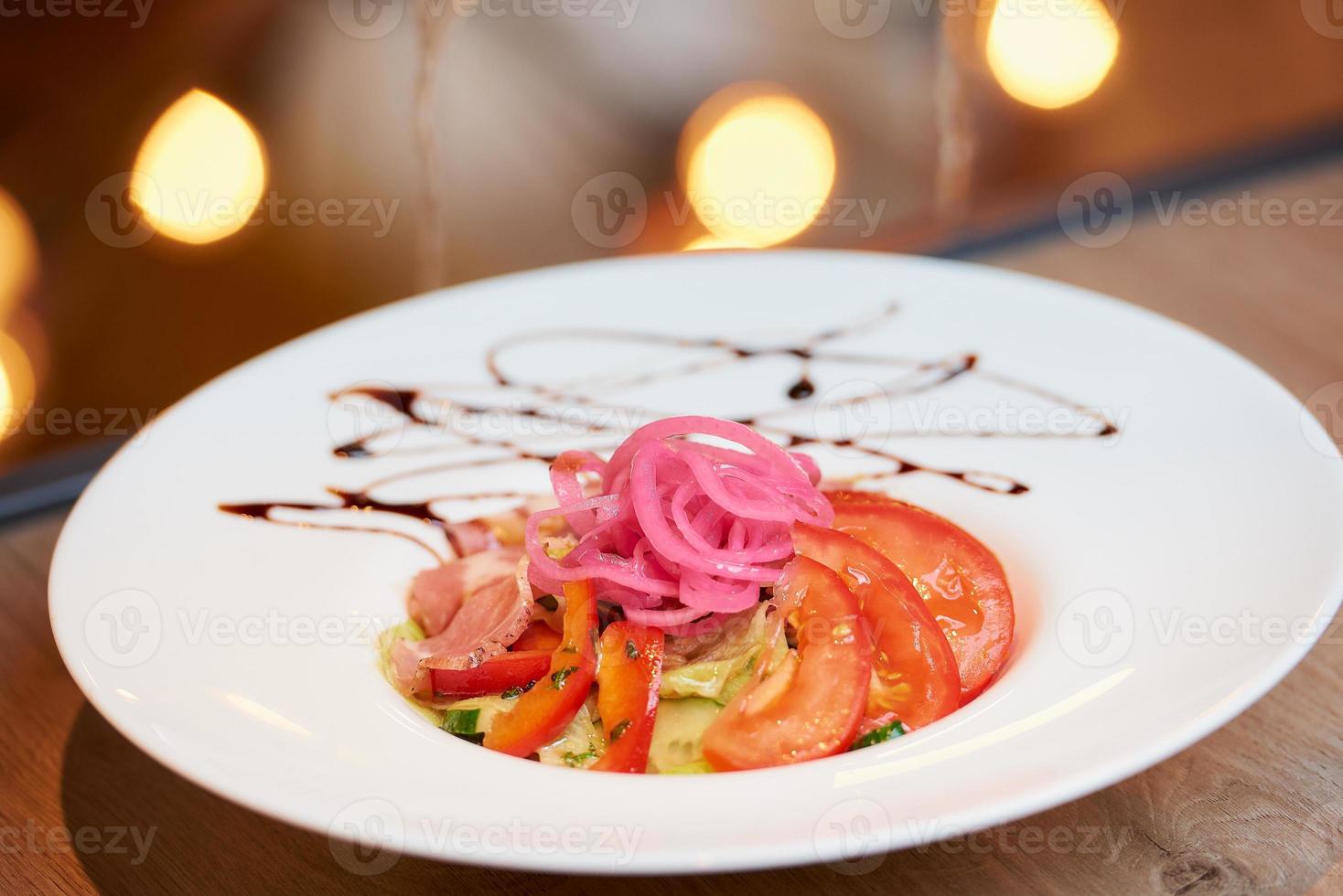 uma foto de uma salada de hortelã e dolendwitz em um restaurante sobre a mesa