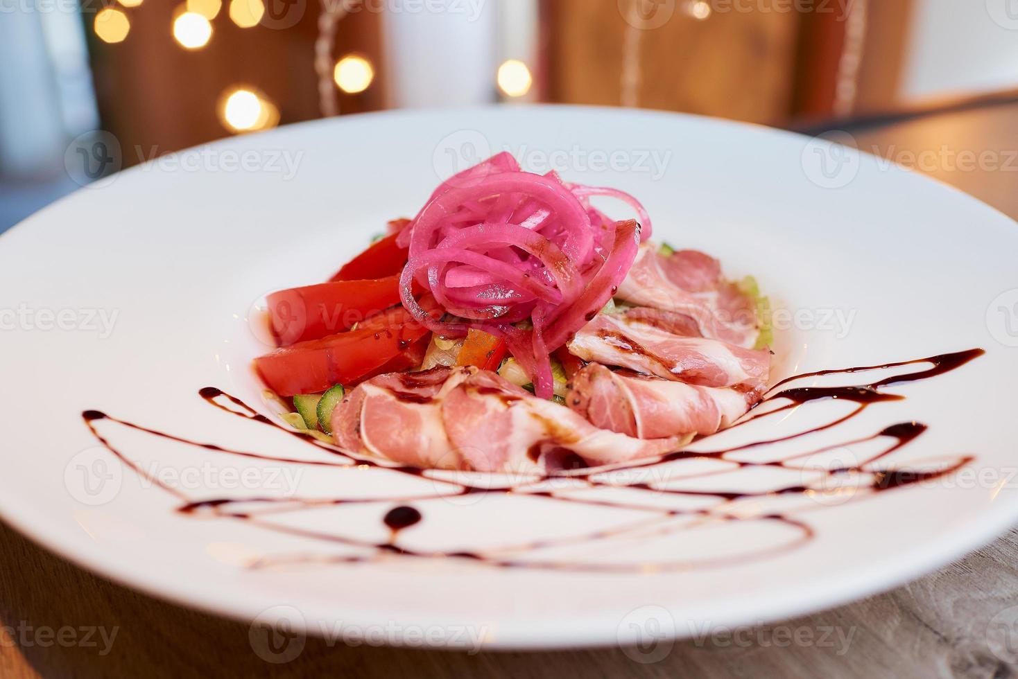 uma foto de uma salada de hortelã e dolendwitz em um restaurante sobre a mesa